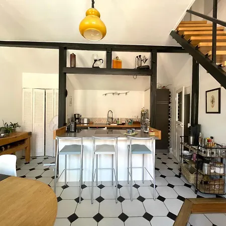 Standing Hypercentre Apartment