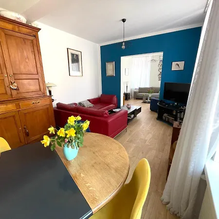 Standing Hypercentre Apartment