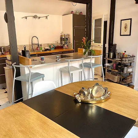Standing Hypercentre Apartment